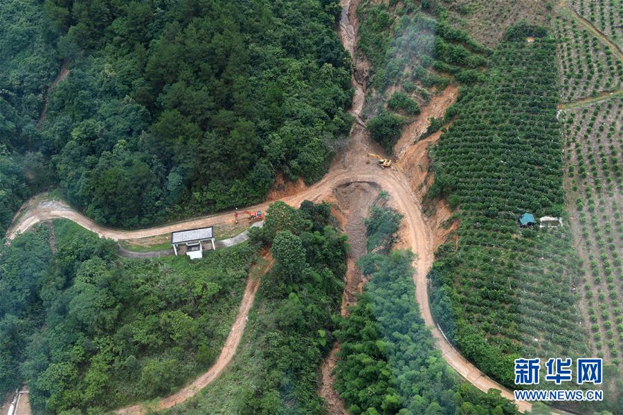 (社会)(3)广西阳朔:抢通通村公路