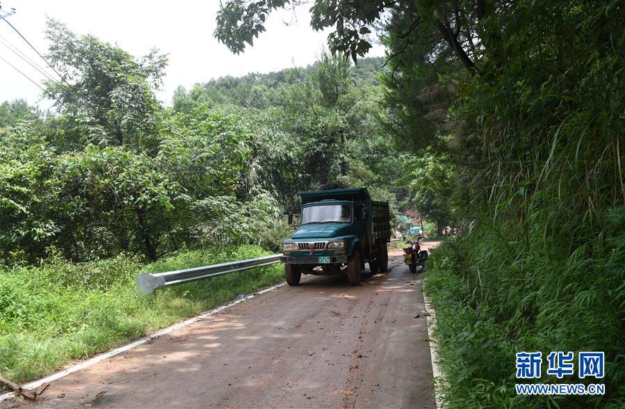 （社会）（4）广西阳朔：抢通通村公路