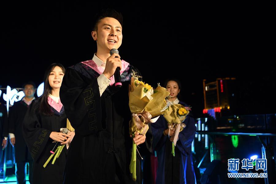 6月11日，西北师范大学的毕业生在黄河游轮上表演节目。新华社记者 陈斌 摄