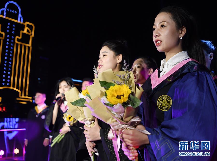 6月11日，西北师范大学的毕业生在黄河游轮上表演节目。新华社记者 陈斌 摄