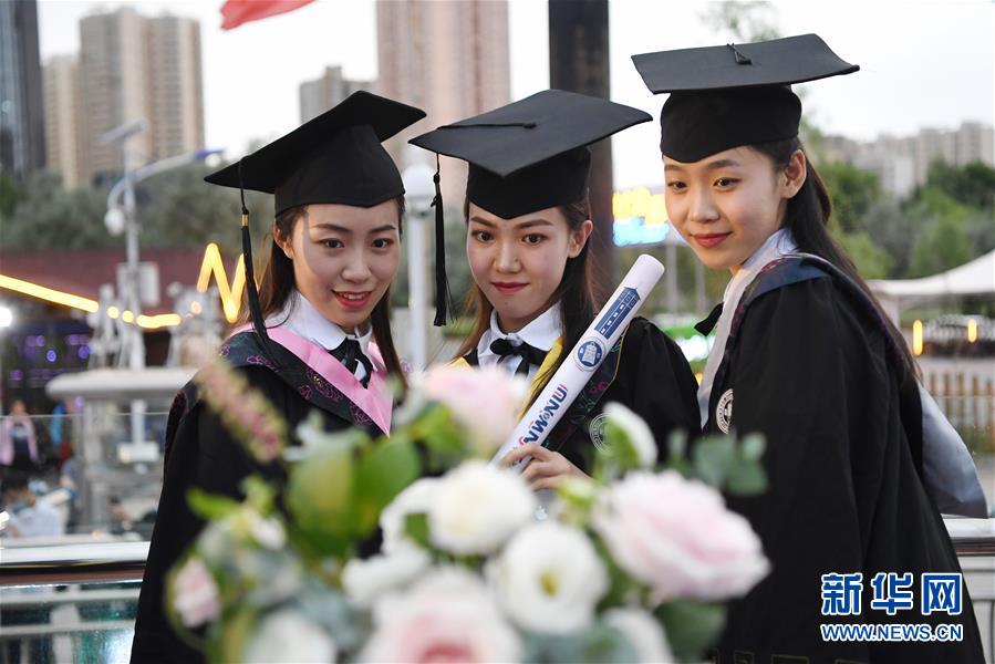 6月11日，参加活动的西北师范大学毕业生代表在黄河游轮上合影。新华社记者 陈斌 摄