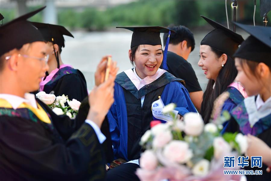 6月11日，西北师范大学毕业生代表在黄河游轮上参加毕业季特别活动。新华社记者 陈斌 摄