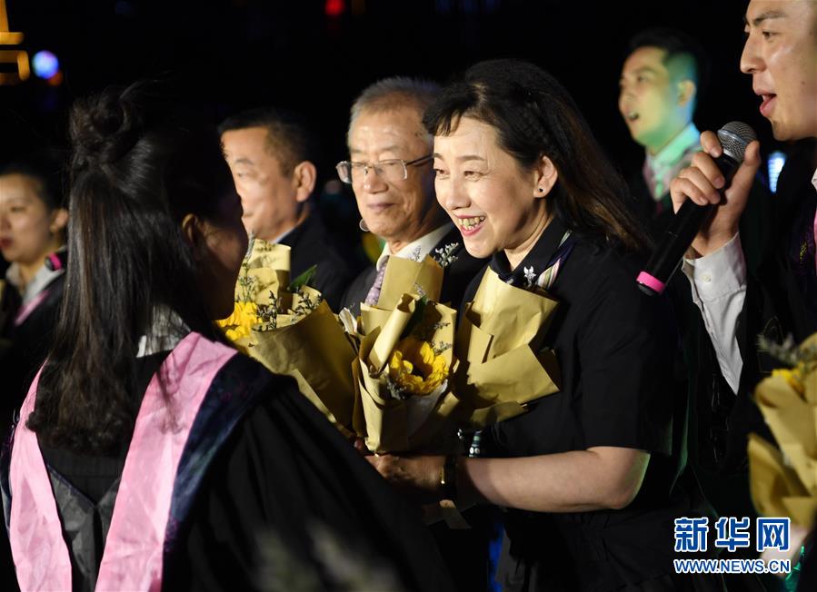 6月11日，参加活动的西北师范大学毕业生代表在黄河游轮上给教师献花。新华社记者 陈斌 摄
