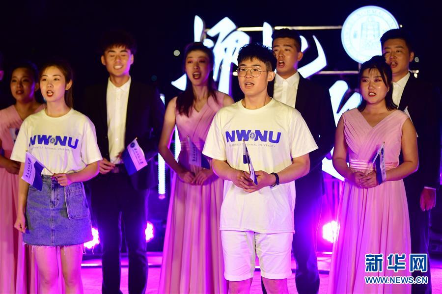 6月11日，西北师范大学的毕业生在黄河游轮上表演节目。新华社记者 陈斌 摄