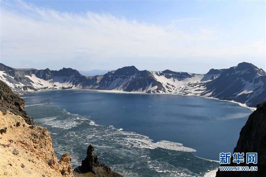 这是6月12日拍摄的长白山天池。近日，长白山天池冰层逐渐消融，迎来“开冰季”。