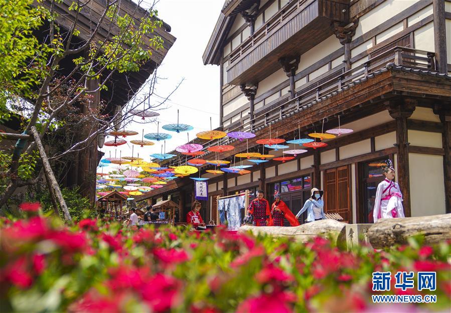 6月13日，在长春市世茂莲花山小镇宽厚里商街，表演者身穿汉服、古装进行表演展示。 当日是“文化和自然遗产日”。吉林长春首届莲花山消夏生活节在世茂莲花山小镇举行。活动将非遗展示与假日消暑休闲相结合，让游人在“古色古香”的油纸伞巷中品传统文化魅力，享夏日休闲惬意。 新华社记者 许畅 摄