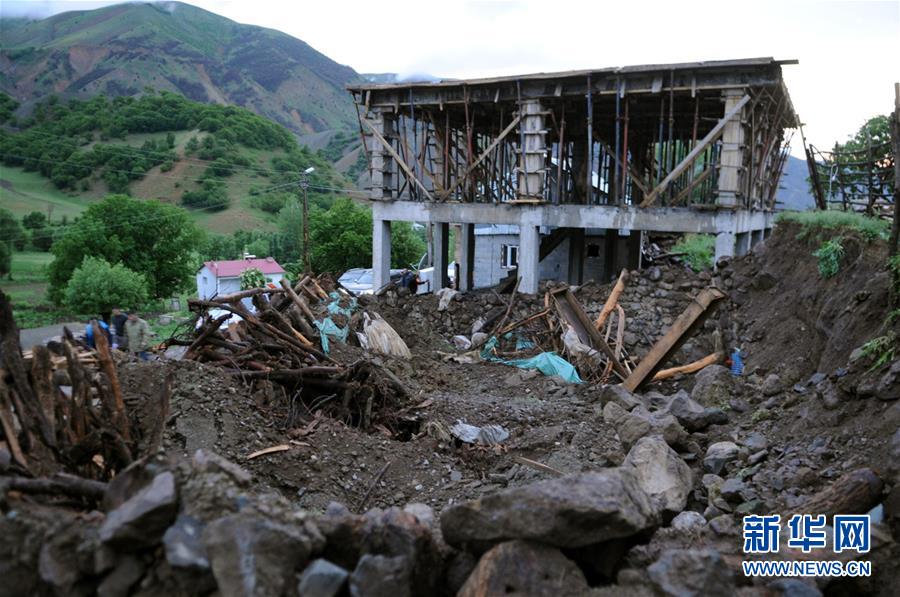 这是6月14日在土耳其东部宾格尔省埃尔马勒村拍摄的在地震中损毁的房屋。 土耳其东部宾格尔省14日发生5.7级地震，造成数人受伤，目前暂无人员死亡报告。 新华社发