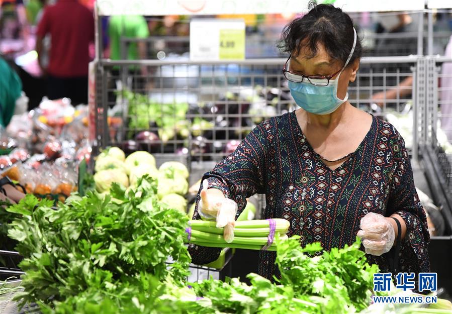 6月14日，在北京市海淀区的超市发双榆树店，市民在挑选蔬菜。 当日，位于北京市海淀区的超市发双榆树店在做好新冠肺炎疫情防控工作的前提下，保障市场农产品供应。 据了解，超市发双榆树店所有蔬菜、水果均来自于超市发自有配送中心的蔬菜直采产地，配送中心从13日起已经连夜增加京郊、河北、河南等产地的采收量，紧急加车配送，确保蔬菜供应。与此同时，粮、油、米、面等民生必需品供应充足，价格稳定。 新华社记者 任超 摄