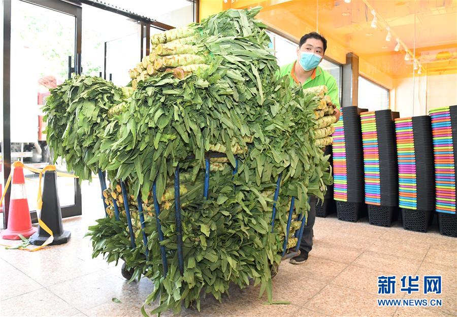 6月14日，在北京市海淀区的超市发双榆树店，工作人员在搬运蔬菜。 当日，位于北京市海淀区的超市发双榆树店在做好新冠肺炎疫情防控工作的前提下，保障市场农产品供应。 据了解，超市发双榆树店所有蔬菜、水果均来自于超市发自有配送中心的蔬菜直采产地，配送中心从13日起已经连夜增加京郊、河北、河南等产地的采收量，紧急加车配送，确保蔬菜供应。与此同时，粮、油、米、面等民生必需品供应充足，价格稳定。 新华社记者 任超 摄