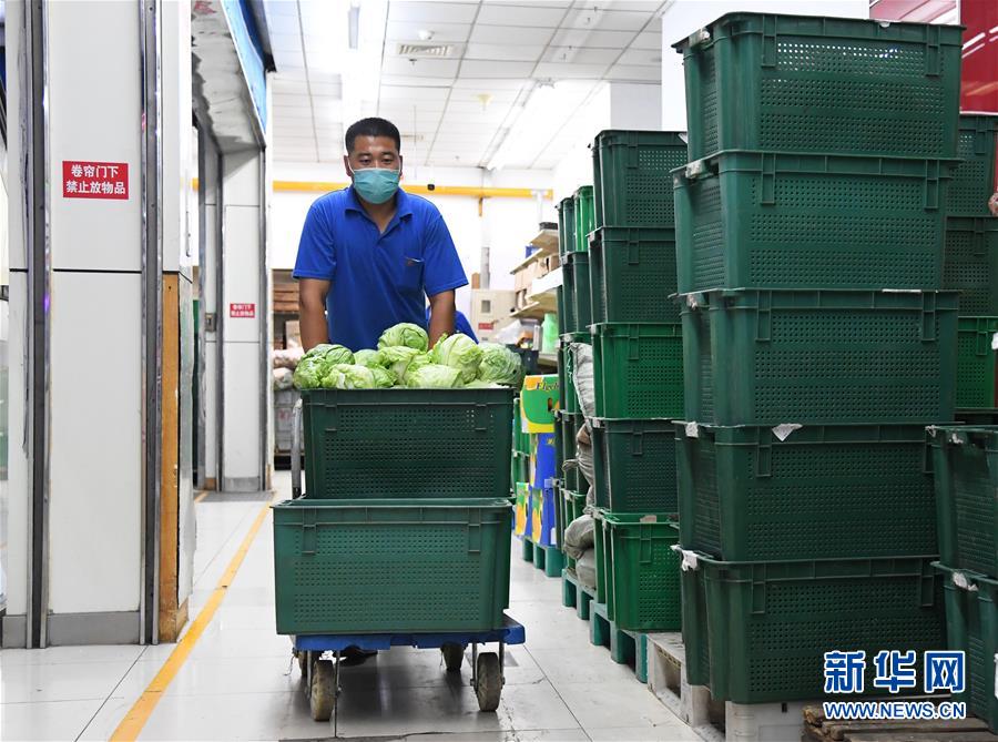 (社会)(2)加大农产品备货量 保障市场供应