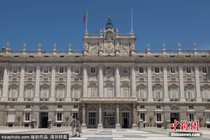 当地时间6月10日,西班牙马德里,马德里皇宫(The Royal Palace of Madrid)重新对公众开放。图片来源:Sipaphoto 版权作品 禁止转载 点击进入下一页