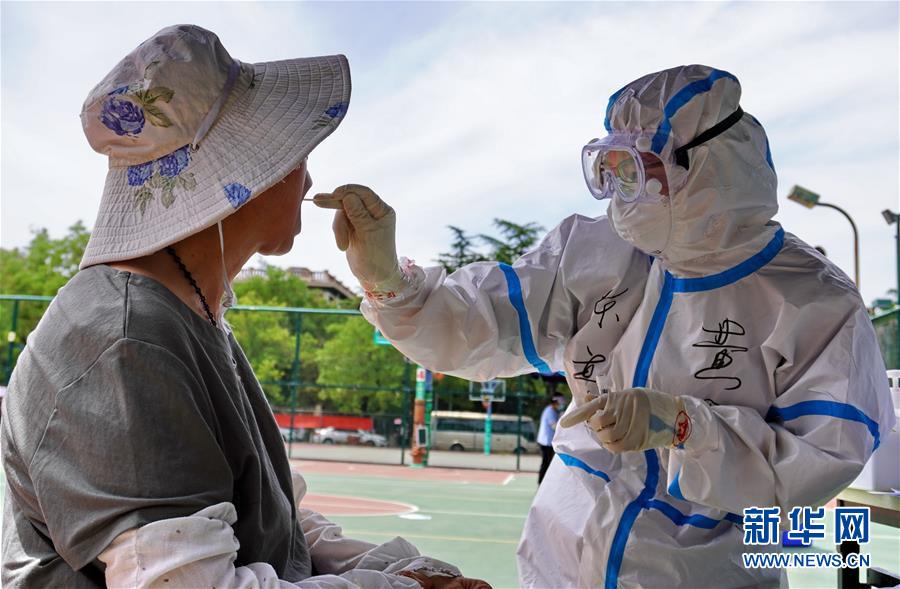 (聚焦疫情防控·图文互动)(6)北京14日核酸检测超7万人 部分社区实施封闭管理