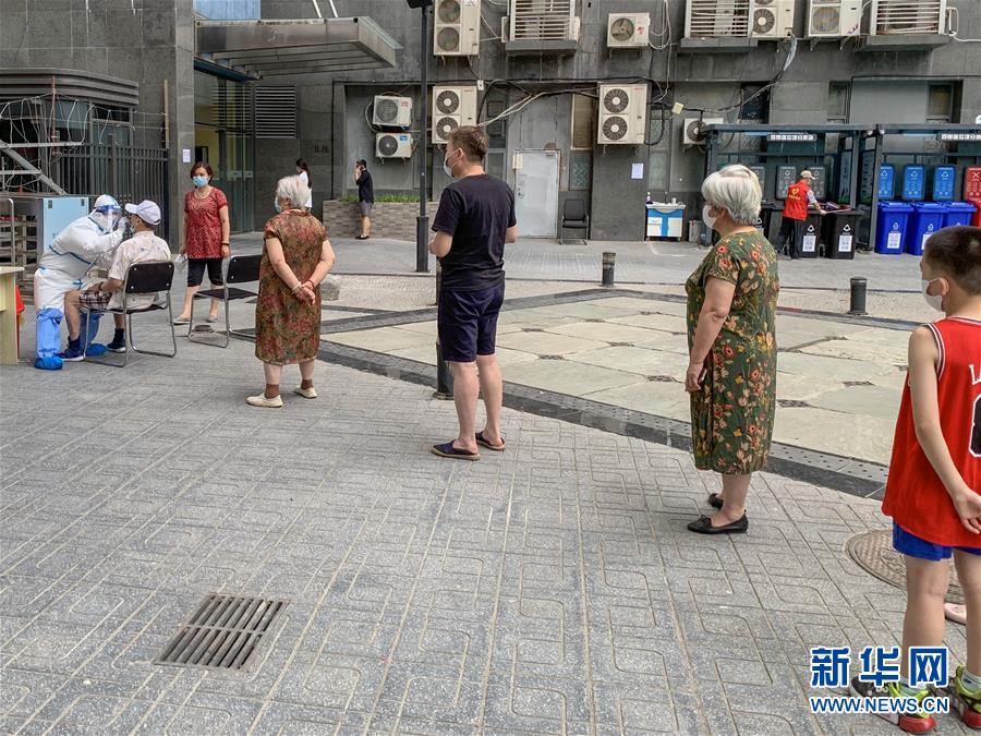 (聚焦疫情防控·图文互动)(7)北京14日核酸检测超7万人 部分社区实施封闭管理