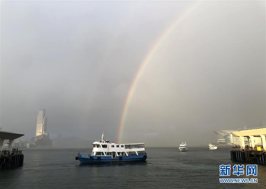 香港维多利亚港上空出现彩虹（6月16日摄）。 6月16日傍晚，雨后的香港维多利亚港上空出现彩虹，美丽景色吸引市民驻足拍照。 新华社记者 李钢 摄