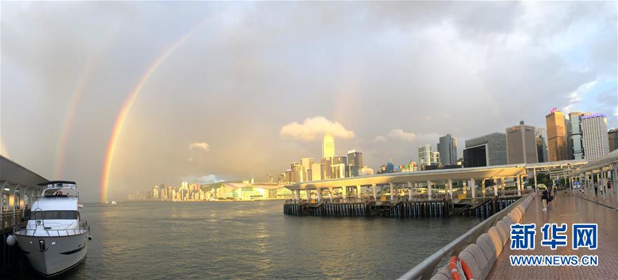 香港维多利亚港上空出现彩虹（6月16日摄）。 6月16日傍晚，雨后的香港维多利亚港上空出现彩虹，美丽景色吸引市民驻足拍照。 新华社记者 李钢 摄