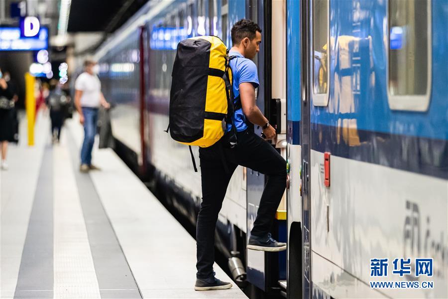 这是6月15日拍摄的德国首都柏林主火车站。 德国自6月15日起取消针对除西班牙之外的25个欧盟成员国和英国、冰岛、瑞士及列支敦士登的旅行警告。 新华社发（张平摄）