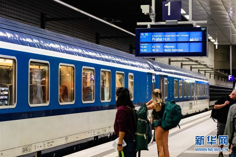 这是6月15日拍摄的德国首都柏林主火车站。 德国自6月15日起取消针对除西班牙之外的25个欧盟成员国和英国、冰岛、瑞士及列支敦士登的旅行警告。 新华社发（张平摄）