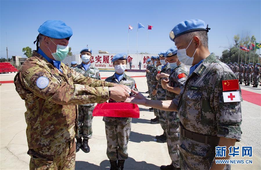 　6月16日，在位于黎巴嫩南部辛尼亚村的中国维和部队营区举行的授勋仪式上，联合国驻黎巴嫩临时部队（联黎部队）司令德尔科尔（左）为中国官兵授勋。 中国第18批赴黎巴嫩维和部队全体410名官兵16日被授予联合国勋章，以表彰他们在任务期内为维护黎巴嫩南部地区和平与稳定做出的突出贡献。 新华社发（彭希 摄）