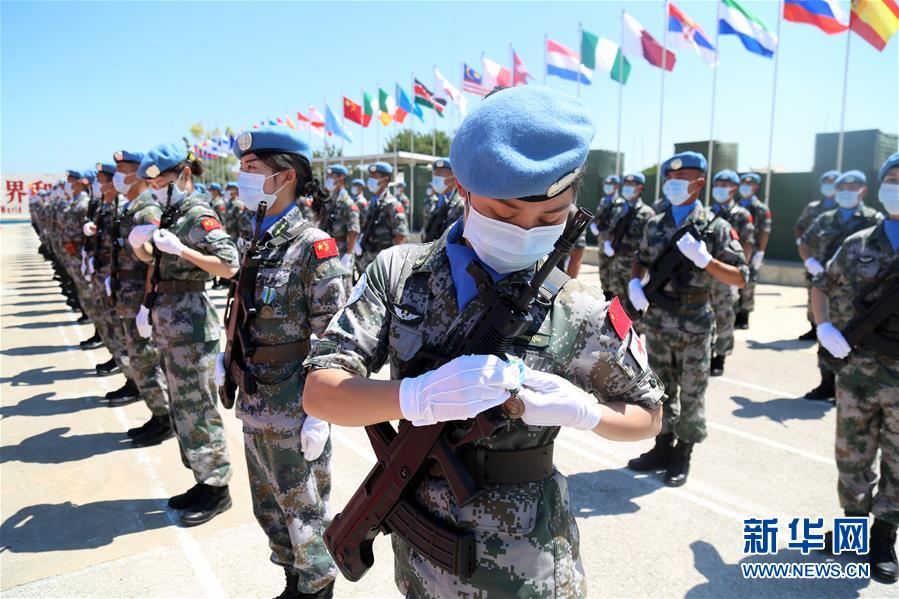 　6月16日，在位于黎巴嫩南部辛尼亚村的中国维和部队营区举行的授勋仪式上，联合国驻黎巴嫩临时部队（联黎部队）司令德尔科尔（左）为中国官兵授勋。 中国第18批赴黎巴嫩维和部队全体410名官兵16日被授予联合国勋章，以表彰他们在任务期内为维护黎巴嫩南部地区和平与稳定做出的突出贡献。 新华社发（彭希 摄）