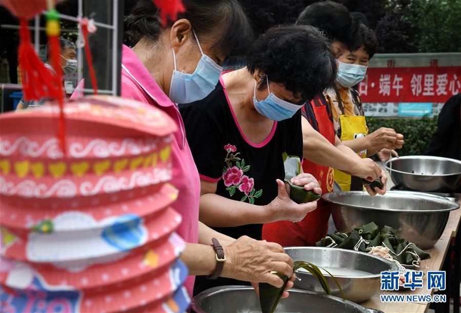 (社会)(1)邻里传爱心 民俗迎端午