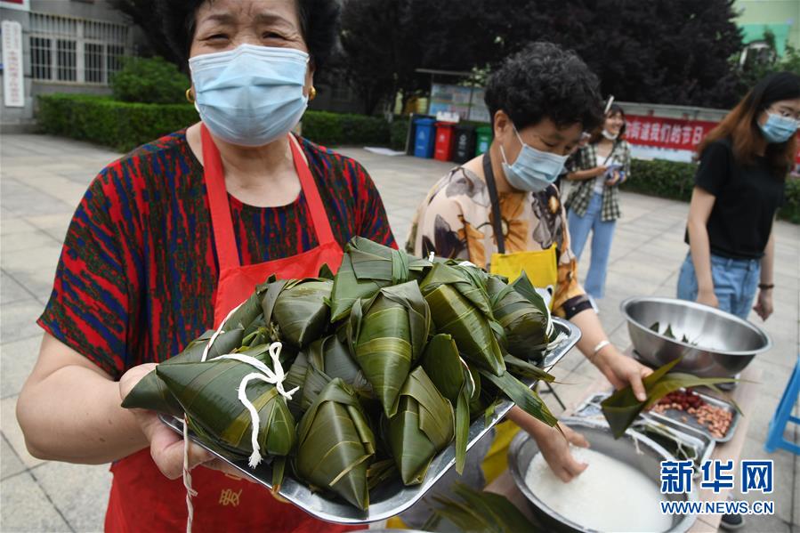 (社会)(2)邻里传爱心 民俗迎端午