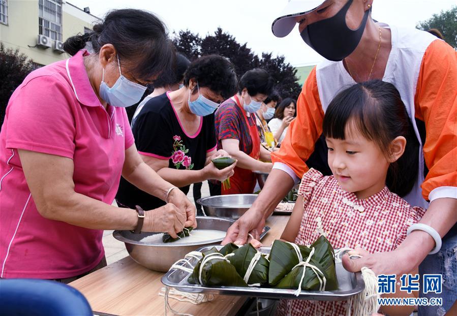 (社会)(4)邻里传爱心 民俗迎端午