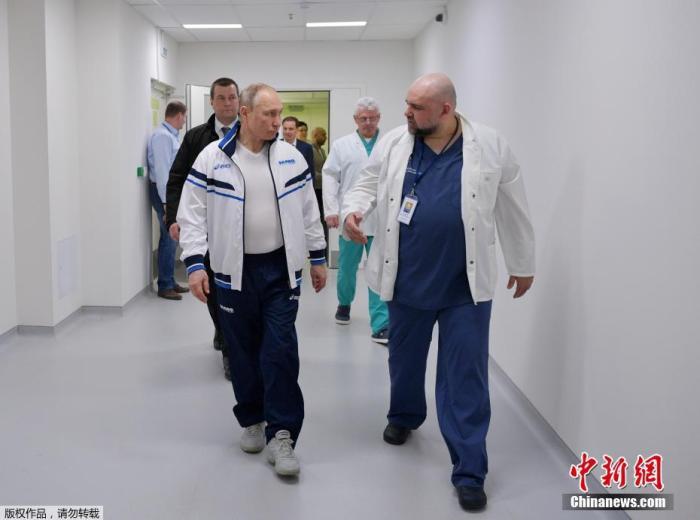 资料图:俄罗斯总统普京在莫斯科郊区视察一家治疗新冠肺炎患者的医院。 点击进入下一页