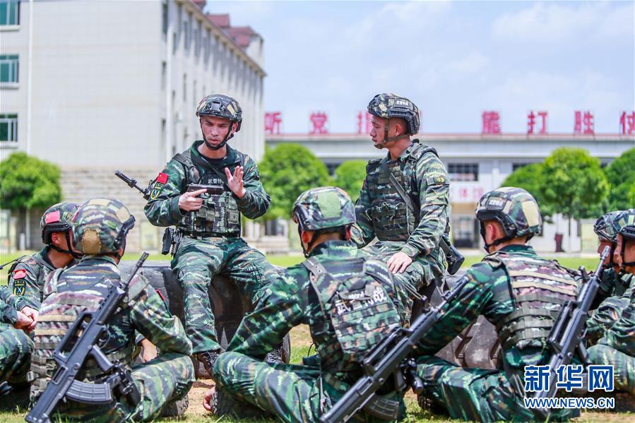 代职期间，袁木轩（后左一）组织官兵交流训练体会（6月14日摄）。 新华社发（余海洋 摄）