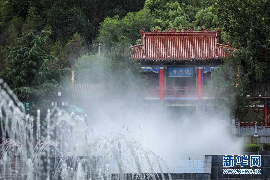 夏日好乘凉 这是6月17日拍摄的龙泉寺景区一景。 天气渐热，位于甘肃省平凉市崇信县的龙泉寺景区绿树成荫，温度适宜，是夏日乘凉避暑胜地。 新华社发（马希平 摄）