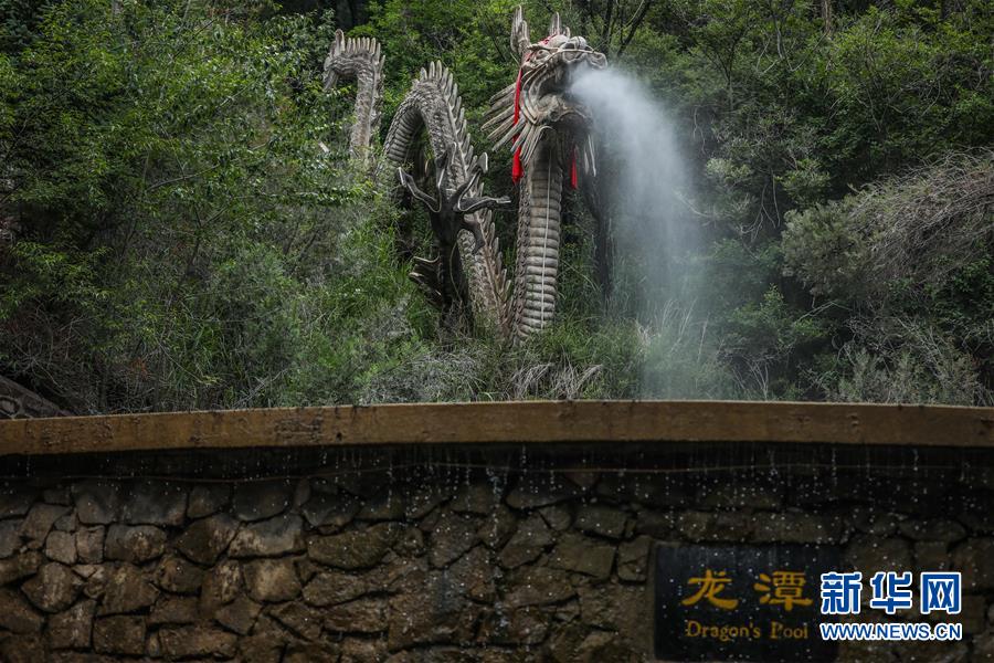 夏日好乘凉 这是6月17日拍摄的龙泉寺景区一景。 天气渐热，位于甘肃省平凉市崇信县的龙泉寺景区绿树成荫，温度适宜，是夏日乘凉避暑胜地。 新华社发（马希平 摄）