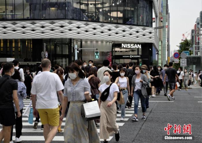 资料图:图为民众佩戴口罩走过日本东京街头。<a target='_blank' href='http://www.chinanews.com/'>中新社</a>记者 吕少威 摄 点击进入下一页