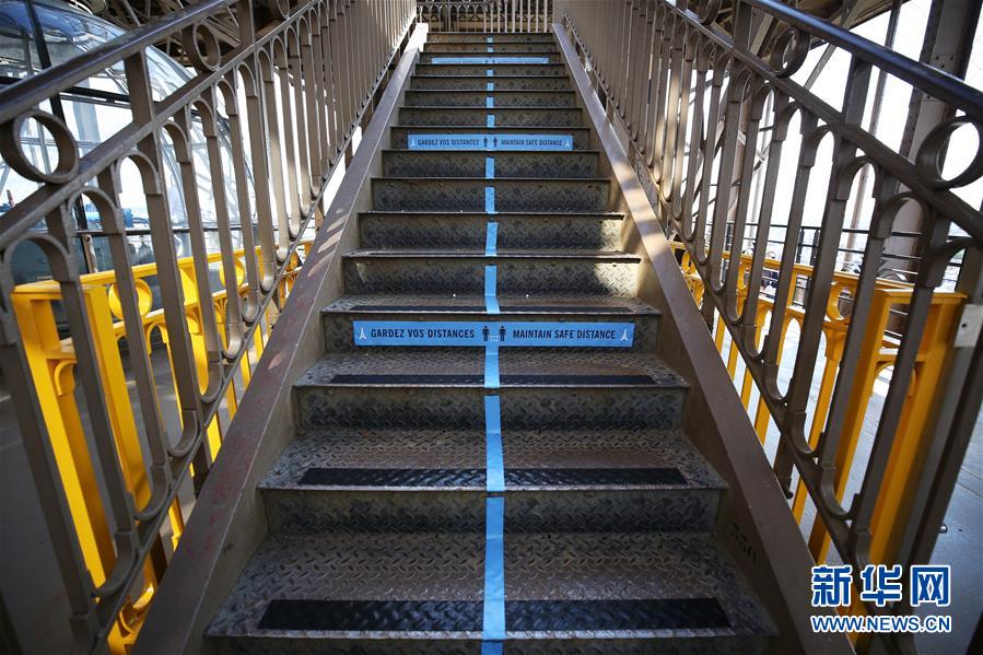 6月18日，法国巴黎埃菲尔铁塔的楼梯上贴着保持社交距离的标识。 新华社记者 高静 摄
