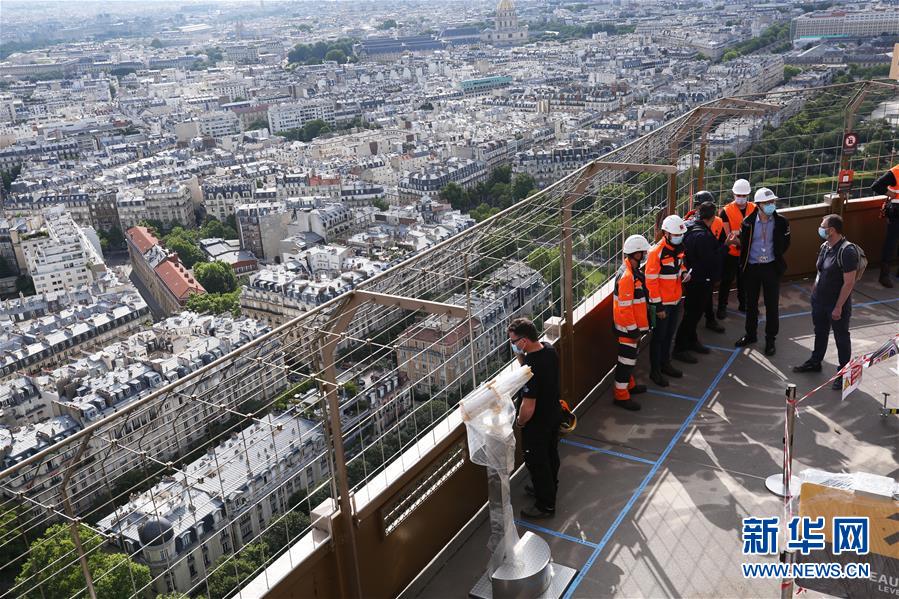 6月18日，工作人员在法国巴黎埃菲尔铁塔上为重新开放做准备。 新华社记者 高静 摄