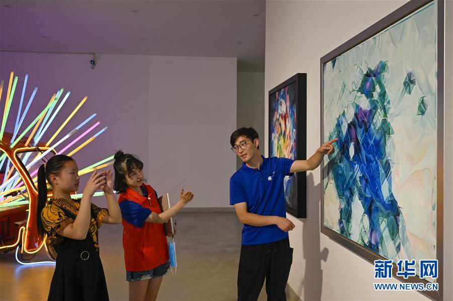 (图片故事)(6)无声课堂点亮哑女绘画梦想