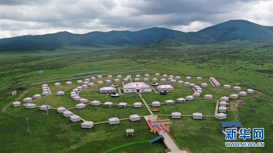 这是6月20日拍摄的甘南藏族自治州碌曲县尕海镇尕秀村帐篷城景区（无人机照片）。住藏族特色民宿、品尝牧家乐美食、感受草原“慢时光”……在海拔3300米的甘肃省甘南藏族自治州碌曲县尕海镇尕秀村，正在提升改造并初步形成的多业态全域旅游新格局已成为甘南藏区的又一张文旅名片。今年以来，甘肃省甘南藏族自治州唯一的村级4A级旅游景区尕秀村依托独特的生态环境和丰富的文旅资源，对全村进行景区化提升改造。在突出藏族特色、注重保持原生态乡村风貌的基础上，引入星级酒店标准，提升居住舒适度，同时推出中央厨房配餐、沉浸式体验和民俗特色活动，为游客带来深度旅游体验。　　据了解，2019年，尕秀村共接待游客80万人次，全村52户牧家乐户均净收入3万元以上，全域旅游与脱贫攻坚、环境治理、乡村振兴等工作相结合的绿色发展之路帮助当地农牧民群众实现持续增收。新华社记者 陈斌 摄