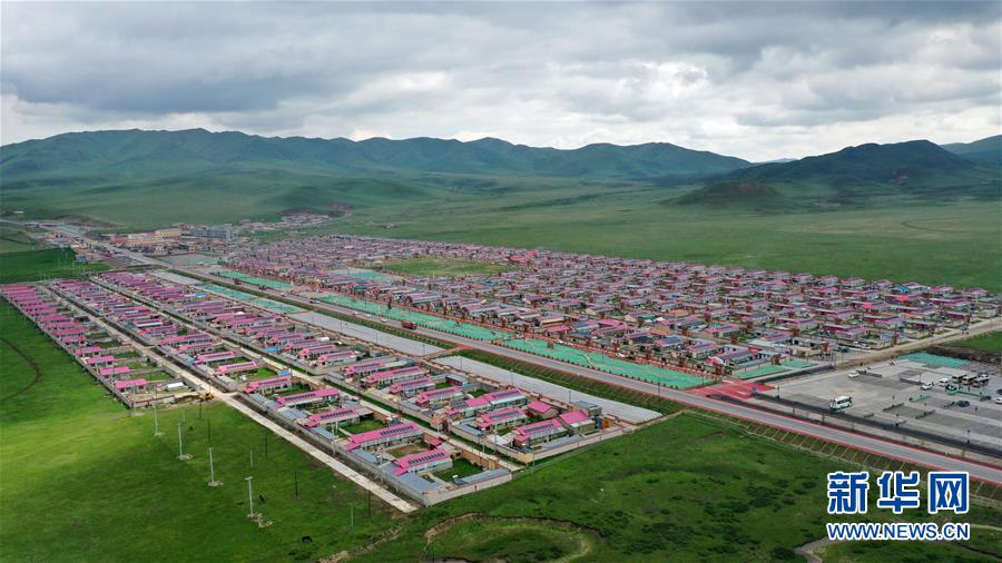 这是6月20日拍摄的甘南藏族自治州碌曲县尕海镇尕秀村村貌（无人机照片）。 新华社记者 陈斌 摄