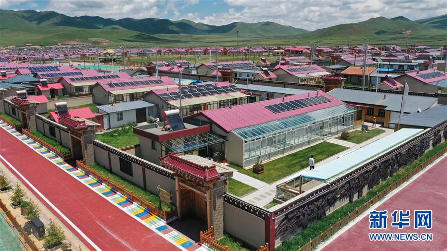 这是6月20日拍摄的甘南藏族自治州碌曲县尕海镇尕秀村村貌（无人机照片）。 新华社记者 陈斌 摄