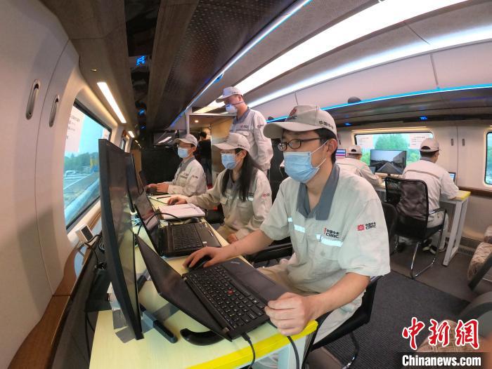 试验人员进行时速600公里高速磁浮试验样车动态测试。 邓旺强 摄 试验人员进行时速600公里高速磁浮试验样车动态测试。 邓旺强 摄