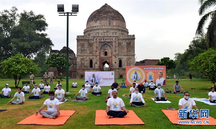 6月21日，人们在印度新德里练习瑜伽。 每年的6月21日被联合国大会定为国际瑜伽日。 新华社发（帕塔·萨卡尔摄）
