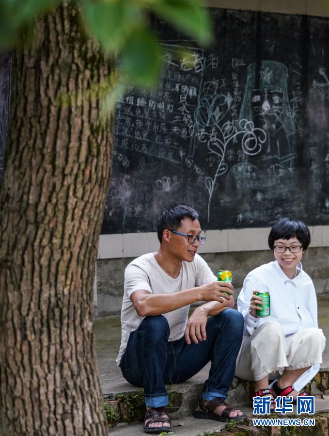 (图片故事)(1)同桌爸爸 伴我“读”行
