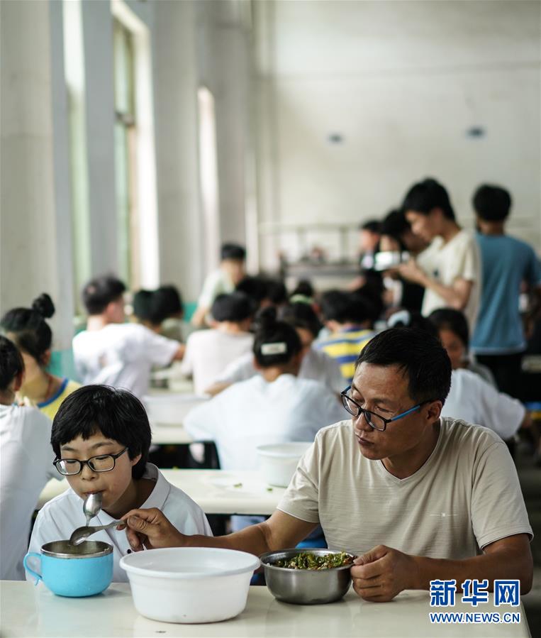 (图片故事)(6)同桌爸爸 伴我“读”行