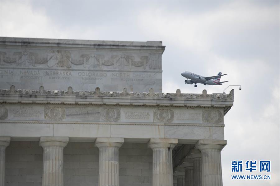 6月22日，在美国首都华盛顿，一架飞机从林肯纪念堂上空飞过。 美国约翰斯·霍普金斯大学22日发布的新冠疫情最新统计数据显示，美国累计死亡病例超过12万例。 新华社记者刘杰摄