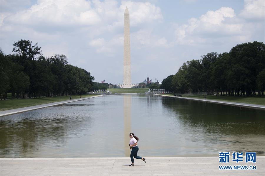 6月22日，在美国首都华盛顿，一名女子在华盛顿纪念碑附近跑步。 美国约翰斯·霍普金斯大学22日发布的新冠疫情最新统计数据显示，美国累计死亡病例超过12万例。 新华社记者刘杰摄