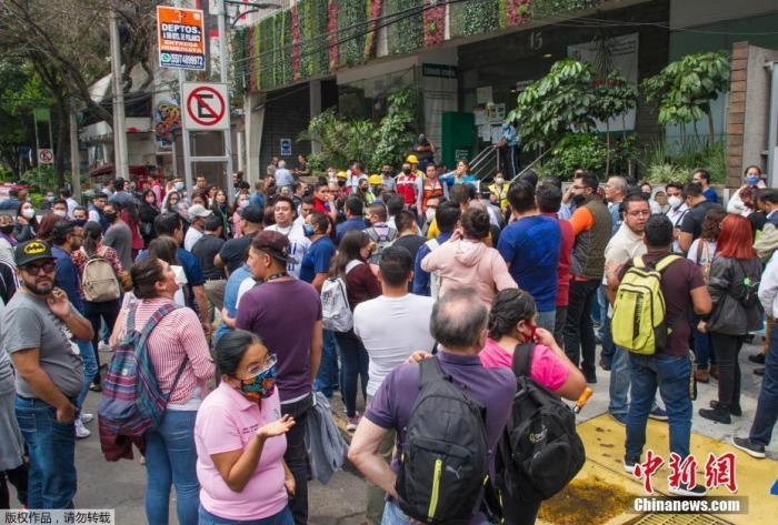 当地时间6月23日,在墨西哥瓦哈卡州,民众在室外避险。 点击进入下一页