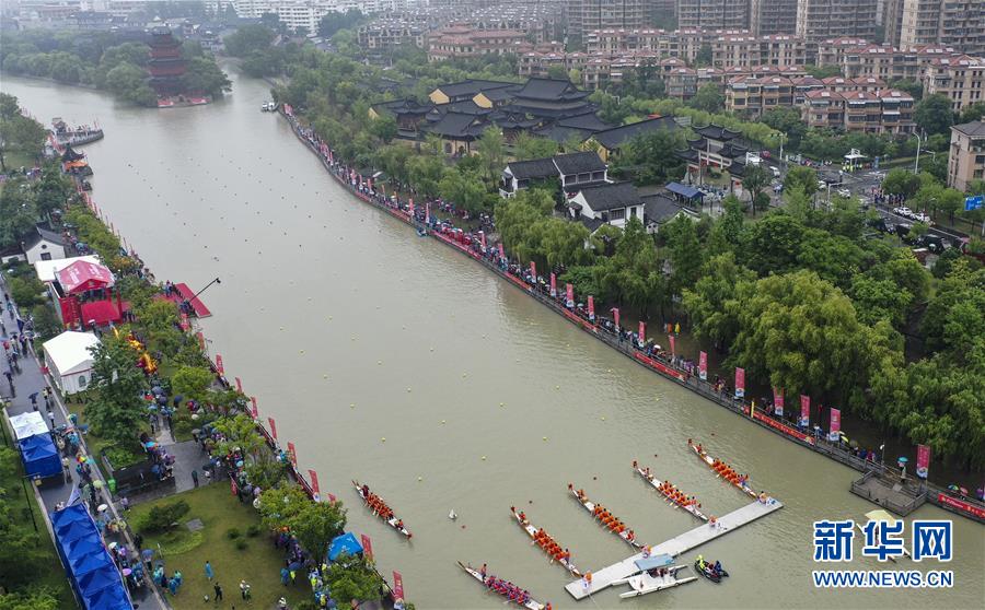 6月23日拍摄的江苏省淮安市第一届大运河龙舟赛的比赛现场（无人机照片）。 新华社发（赵启瑞 摄）