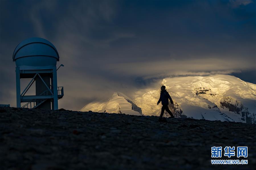 天文科技工作者冯国杰在中国科学院新疆天文台慕士塔格观测站内巡查（6月15日摄）。  新华社记者 胡虎虎 摄