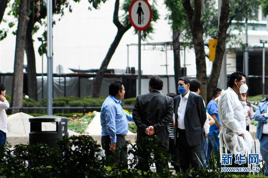 6月23日，在墨西哥首都墨西哥城，人们在室外避险。 新华社记者 辛悦卫 摄