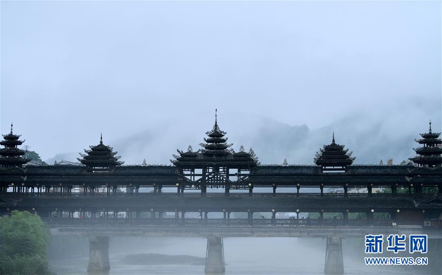 6月23日，一场雨后，湖北省恩施土家族苗族自治州宣恩县贡水河雾气升腾，河畔亭台楼阁若隐若现，宛若仙境。 新华社发（宋文 摄）