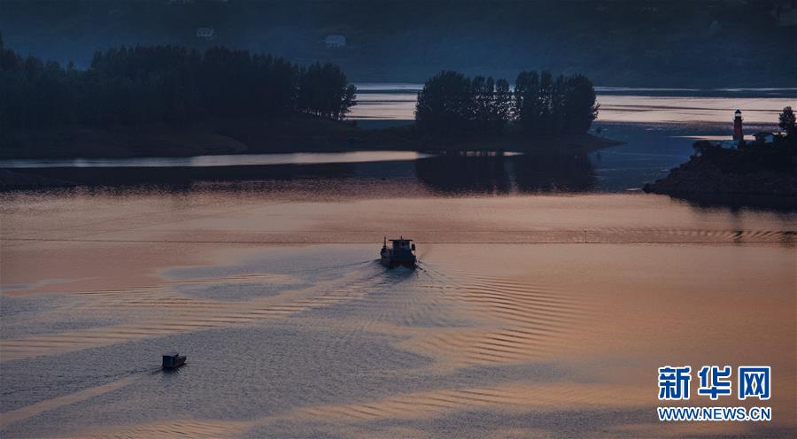 6月24日，夕阳映红了瀛湖湖面。新华社记者 陶明 摄