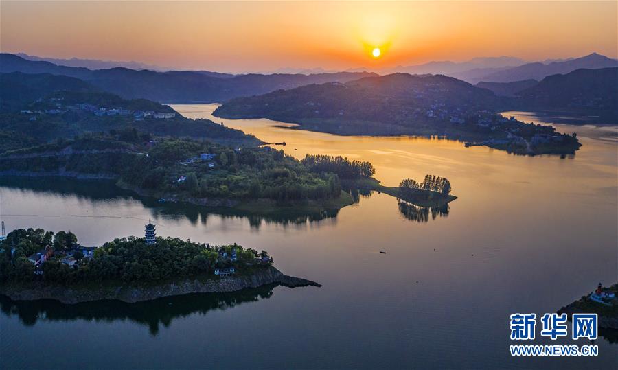 6月24日，夕阳映红了瀛湖湖面（无人机照片）。新华社记者 陶明 摄